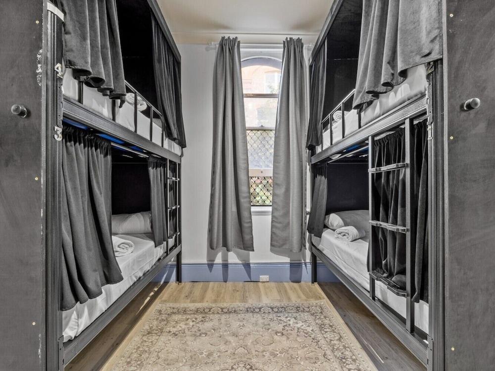 Azzurro Pod Hotel Darling Harbour Room Type - Quadruple Room, Ensuite