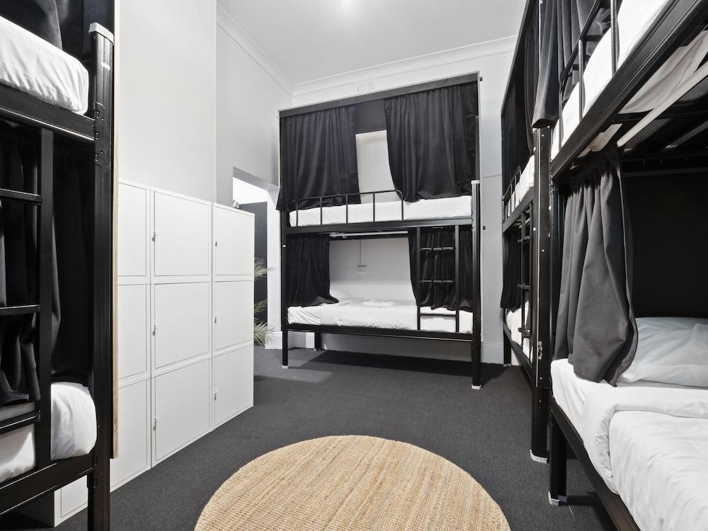 Azzurro Pod Hotel Darling Harbour Room Type - Mixed Pod Ensuite - LARGE ROOM