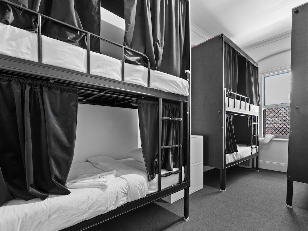 Azzurro Pod Hotel Darling Harbour Room Type - Mixed Pod Shared Bathroom - 6 people bedroom