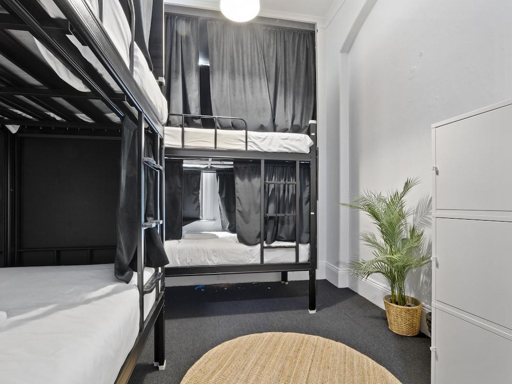 Azzurro Pod Hotel Darling Harbour Room Type - Female POD En-suite Bathroom