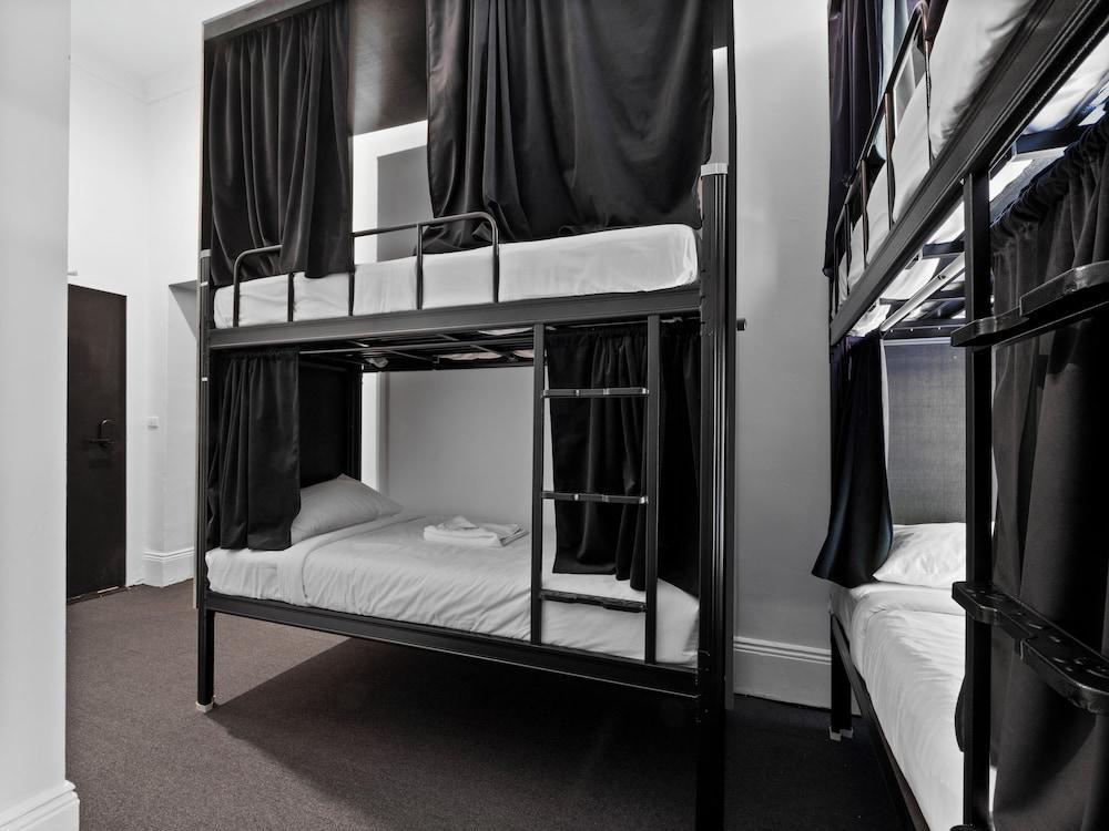 Azzurro Pod Hotel Darling Harbour Room Type - Mixed POD En-suite Bathroom- 4 people Bedroom