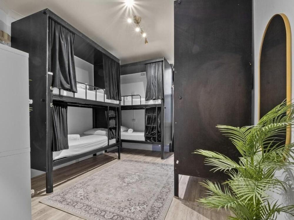 Azzurro Pod Hotel Darling Harbour Room Type - Family Room with Private Bathroom 6 People (Ages 10+)