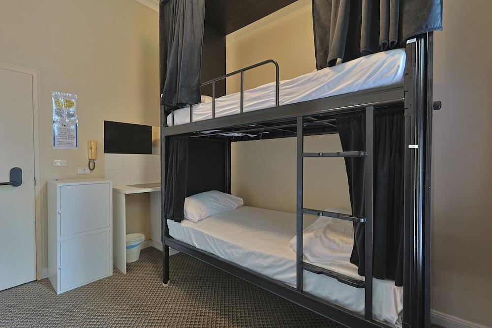 Azzurro Pod Hotel Darling Harbour Room Type - Mixed Pod Shared Bathroom - 4 people bedroom Azzurro Pod Hotel Darling Harbour Room Type - Mixed Pod Shared Bathroom - 4 people bedroom
