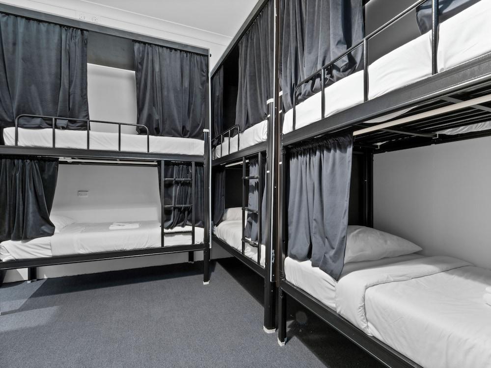 Azzurro Pod Hotel Darling Harbour Room Type - Mixed POD En-suite Bathroom - 6 people Bedroom