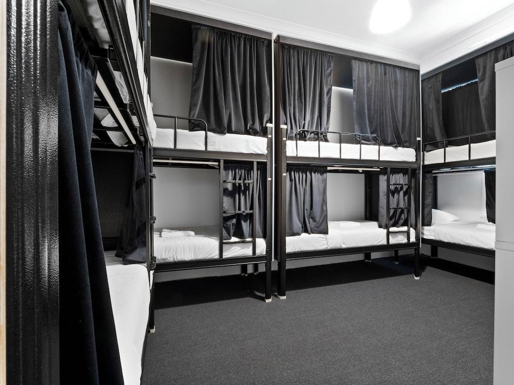 Azzurro Pod Hotel Darling Harbour Room Type - Mixed POD En-suite Bathroom - 8 people Bedroom