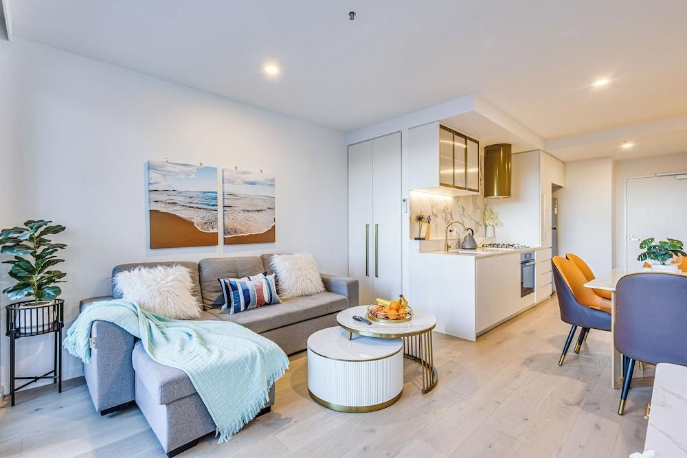 StayAU Hotel-Style Apartment BoxHill - Tap to explore photos