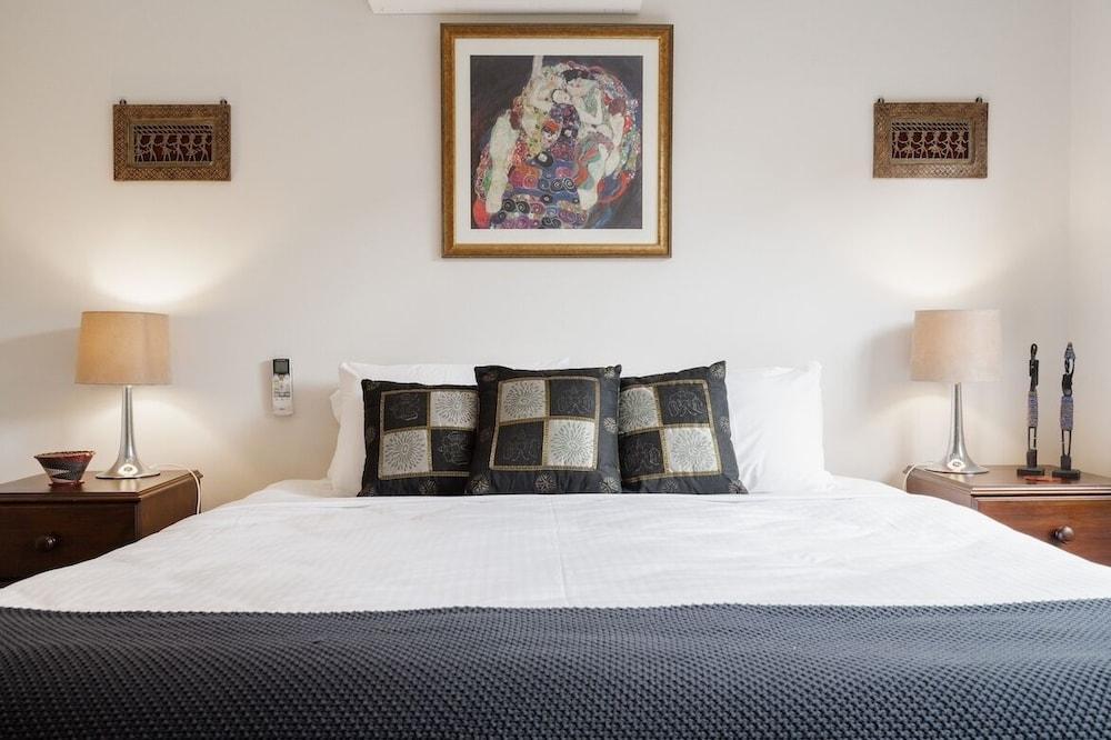 StayCentral - Thornbury Townhouse - Tap to explore photos