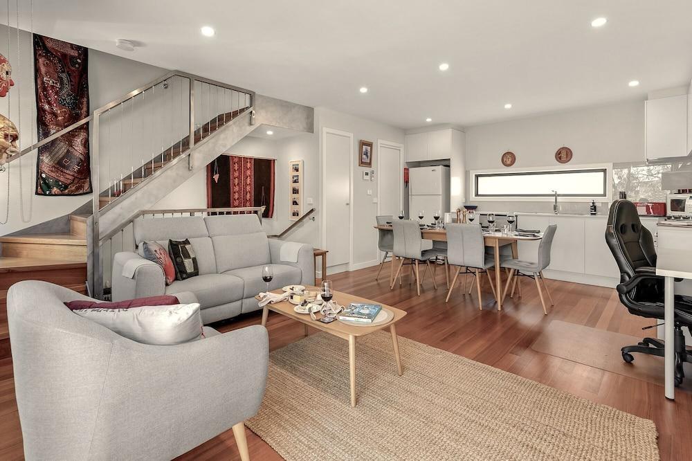 StayCentral - Thornbury Townhouse - Tap to explore photos