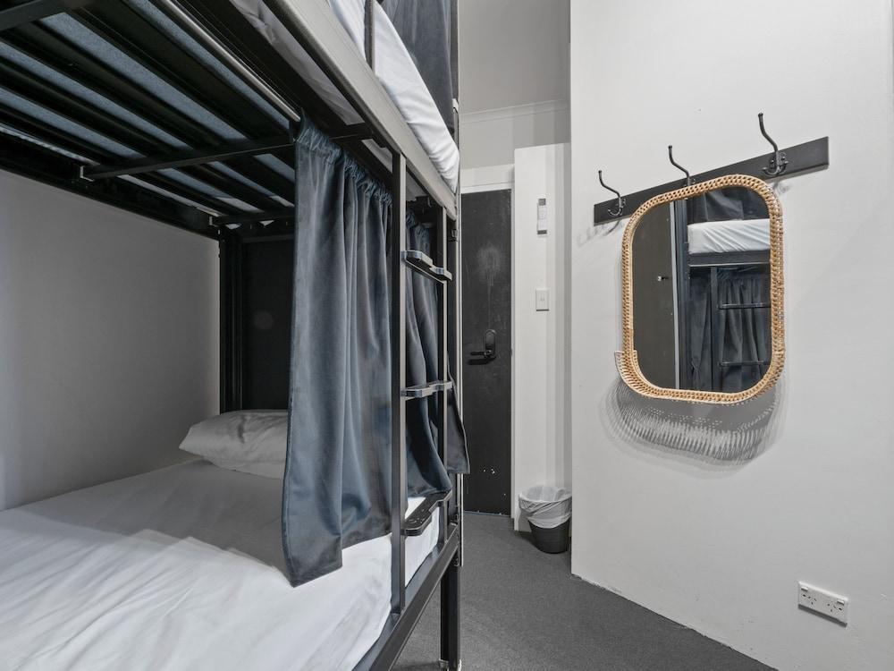 Azzurro Pod Hotel - Central Sydney Room Type - Female Only Pod 6 Bed Room - Ensuite