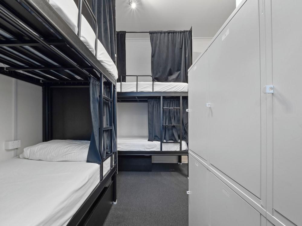 Azzurro Pod Hotel - Central Sydney Room Type - Mixed Pod 8 Beds Room - Shared