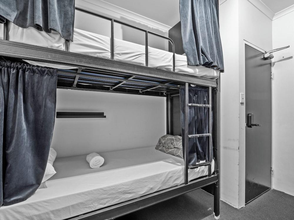 Azzurro Pod Hotel - Central Sydney Room Type - Mixed Pod 4 Beds room with Ensuite Bathroom