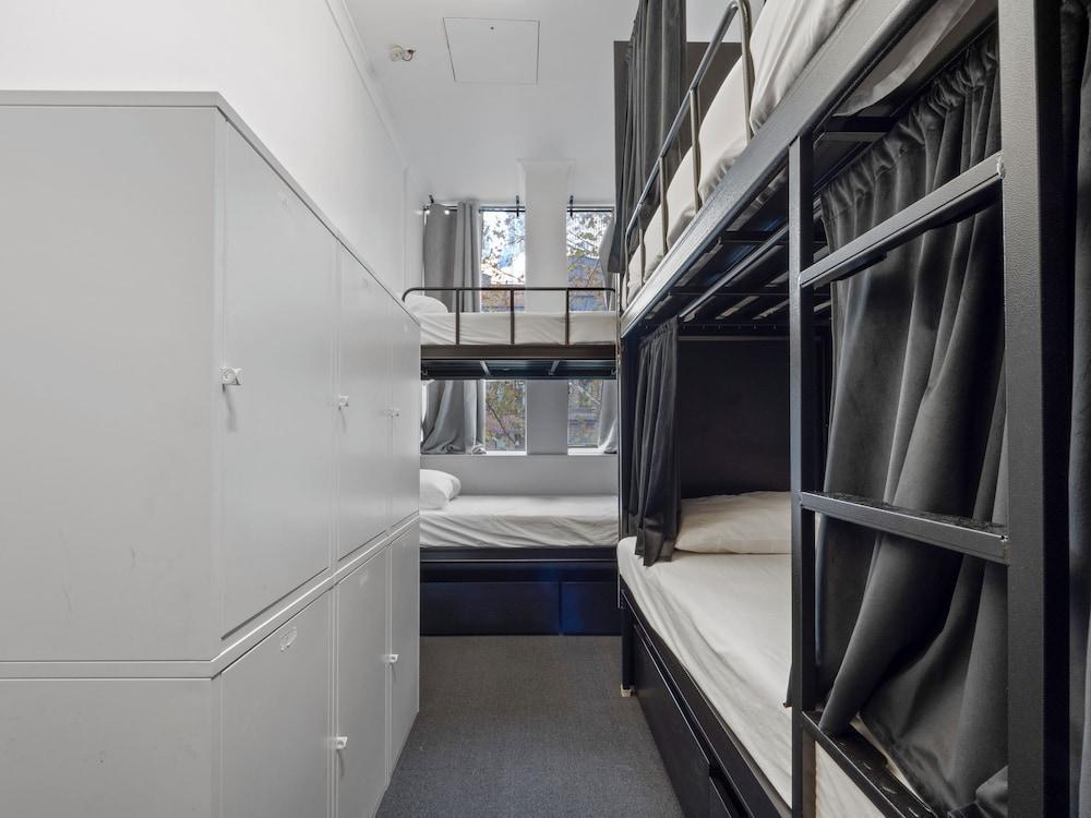 Azzurro Pod Hotel - Central Sydney Room Type - Mixed Pod 6 Beds Room with Shared Bathroom
