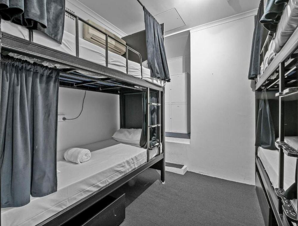 Azzurro Pod Hotel - Central Sydney Room Type - Quadruple Room, Shared Bathroom