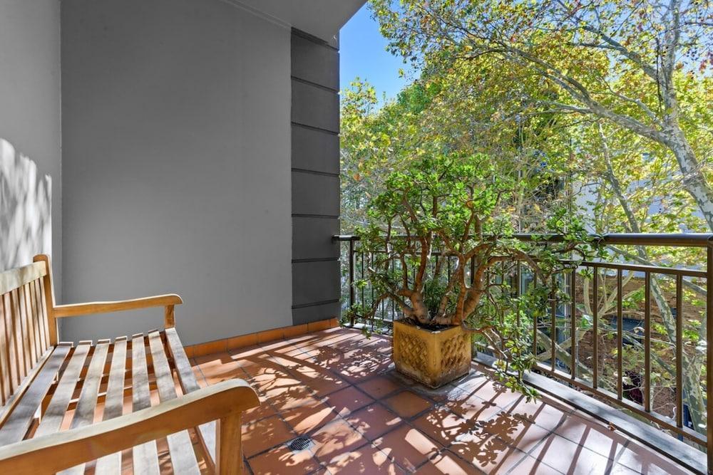 Central Sydney Modern Split Level Loft Apartment - Tap to explore photos