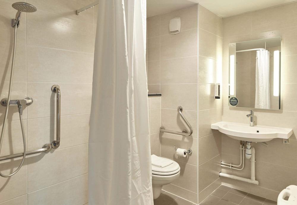 B&B Hotel PARIS GENNEVILLIERS ASNIERES - Tap to explore photos
