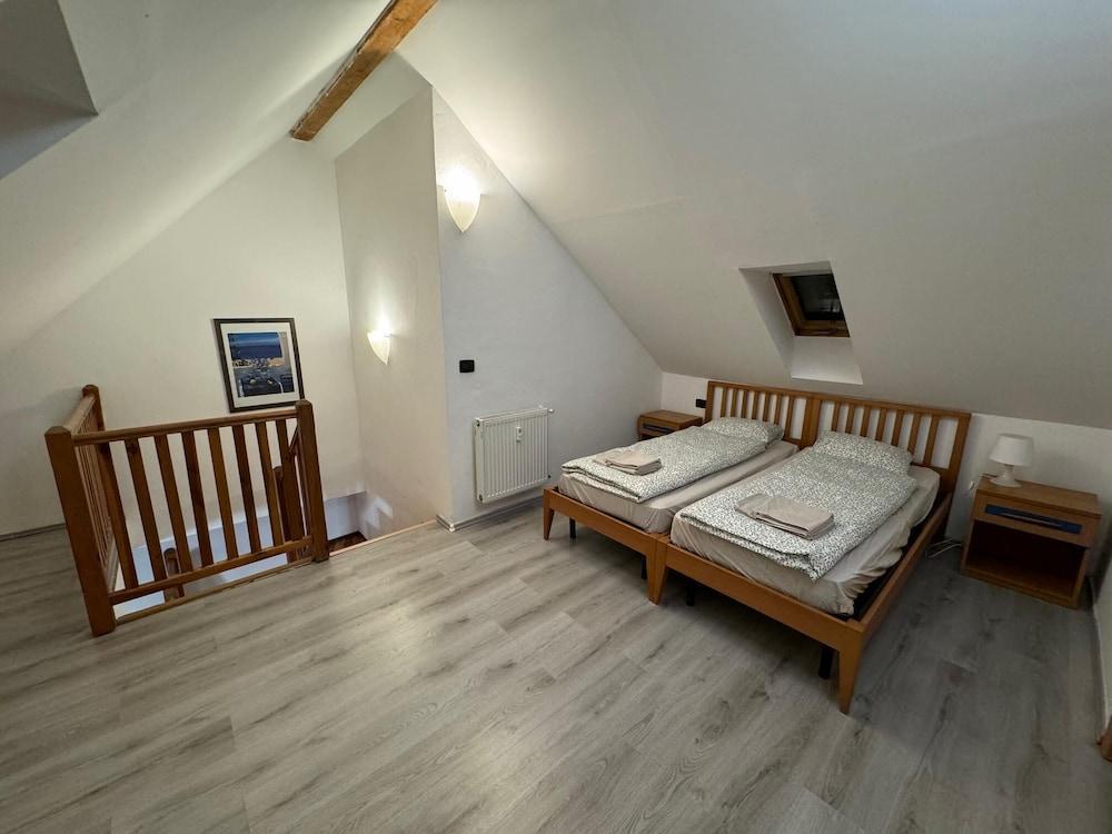 1 Bed Flat - Sleeps 4 - Pets - Smoking on Terrace