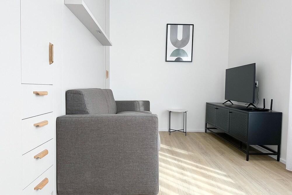 Modern Holesovice Apartment - Tap to explore photos