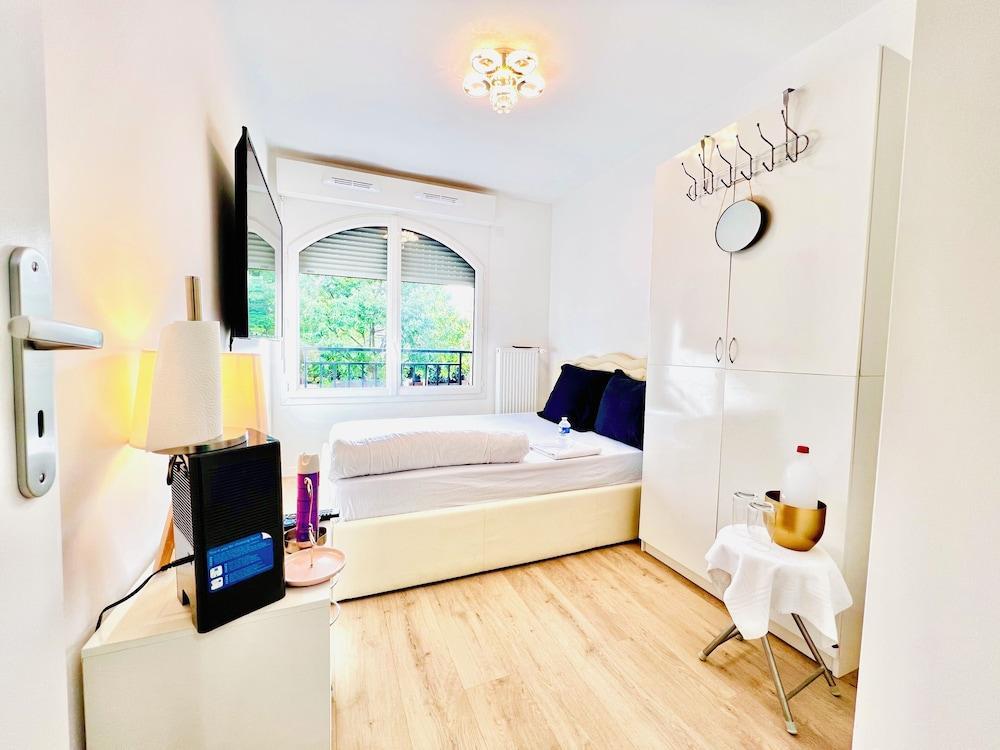 Appartement Luxe 9 mn Roissy CDG - Tap to explore photos