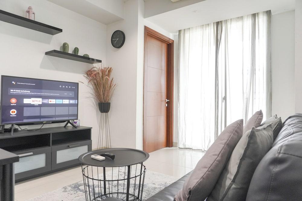 Modern Look 2Br Apartment At Springhill Terrace Residence - Tap to explore photos