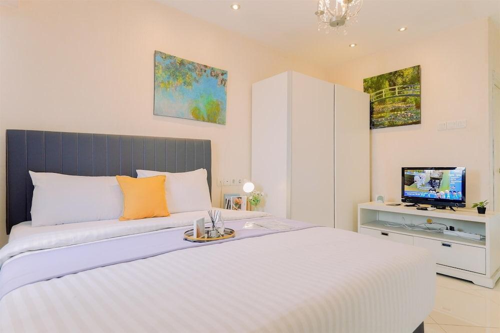 Homey And Big Studio Apartment At The Wave Kuningan - Tap to explore photos