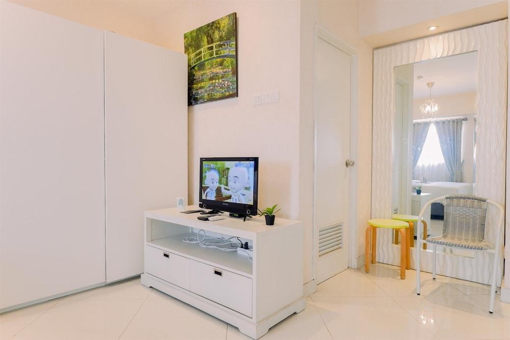 Homey And Big Studio Apartment At The Wave Kuningan - Tap to explore photos