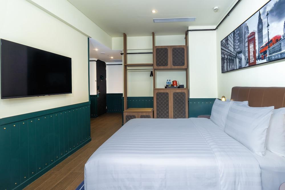 Ashley Tugu Tani Menteng Room Type - Deluxe Queen