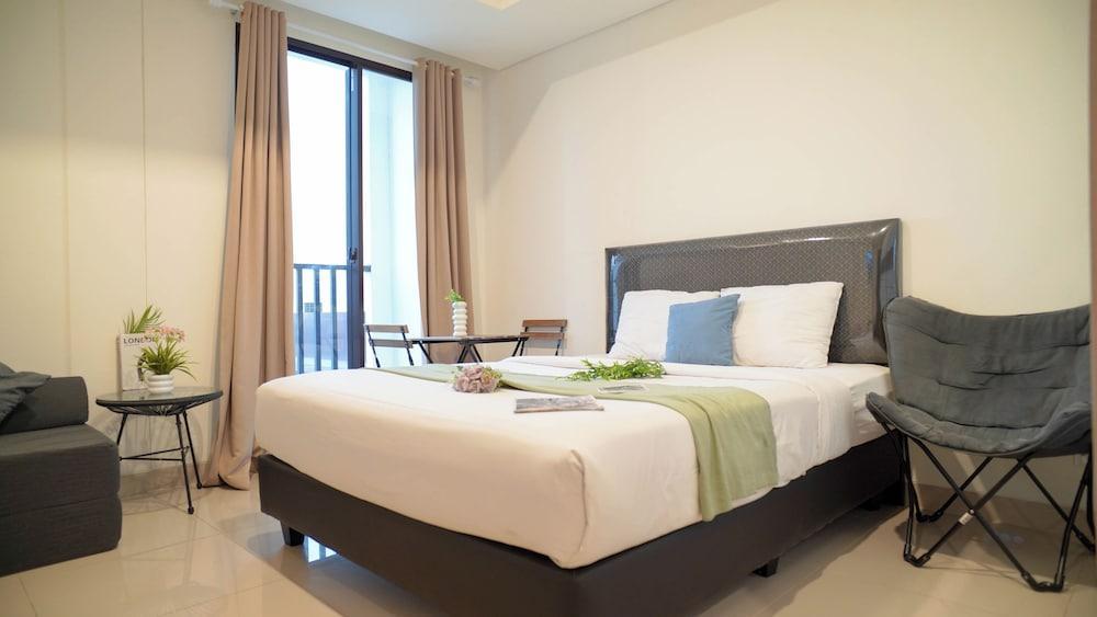 Spacious And Homey Studio At Cleon Park Apartment Room Type - Studio