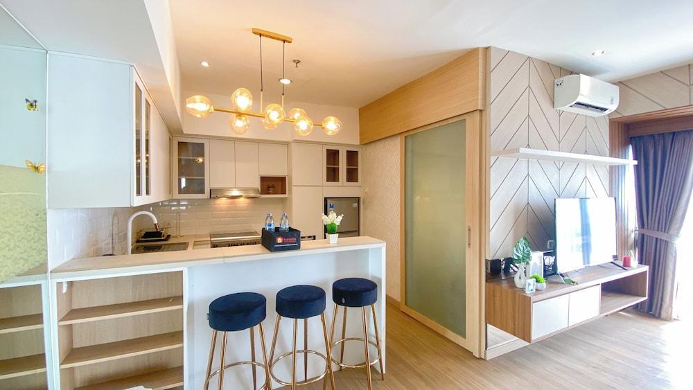 Modern Look 2Br At Puri Garden Apartment - Tap to explore photos