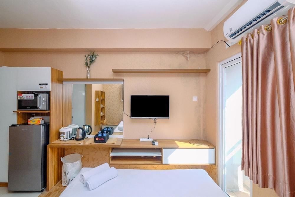 Fancy And Nice Studio (No Kitchen) At Green Pramuka City Apartment - Tap to explore photos
