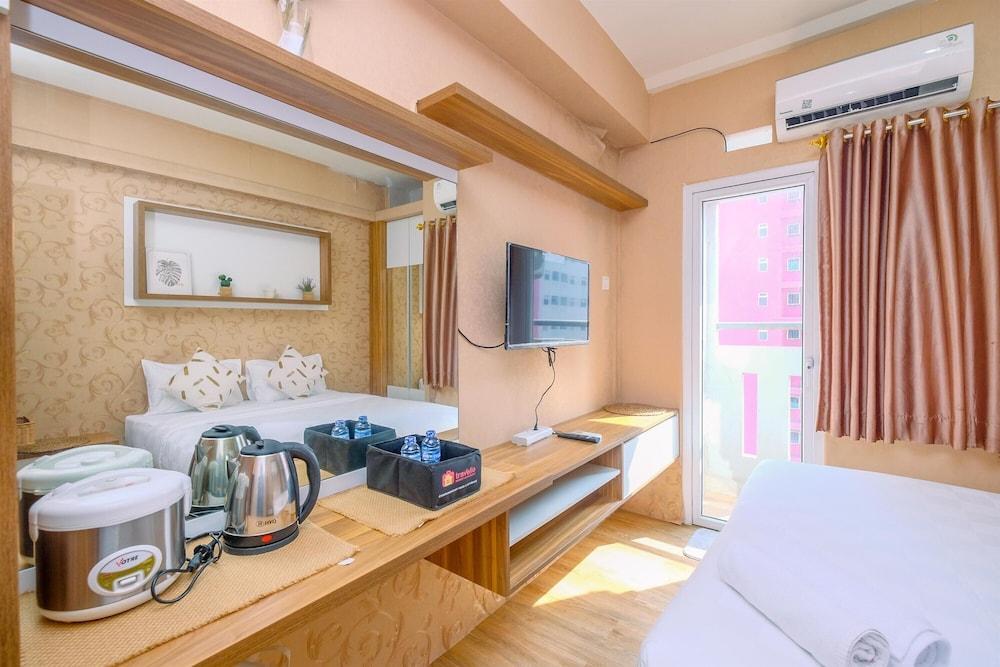 Fancy And Nice Studio (No Kitchen) At Green Pramuka City Apartment - Tap to explore photos