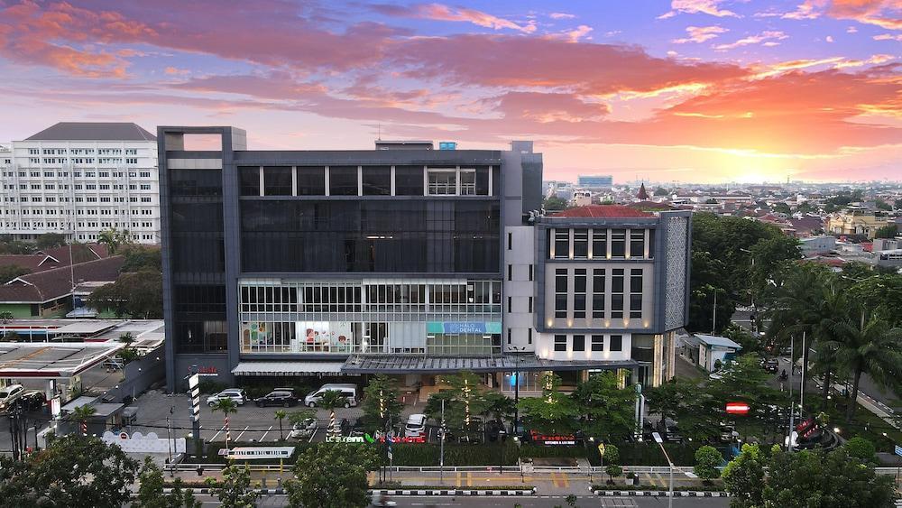 Luxury Inn Arion Hotel Rawamangun - Tap to explore photos