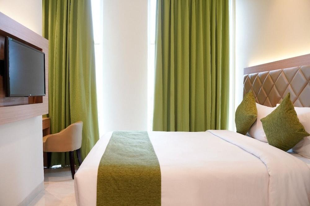 Luxury Inn Arion Hotel Rawamangun - Tap to explore photos