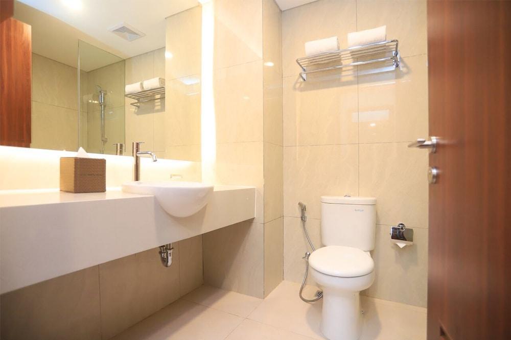 Luxury Inn Arion Hotel Rawamangun - Tap to explore photos