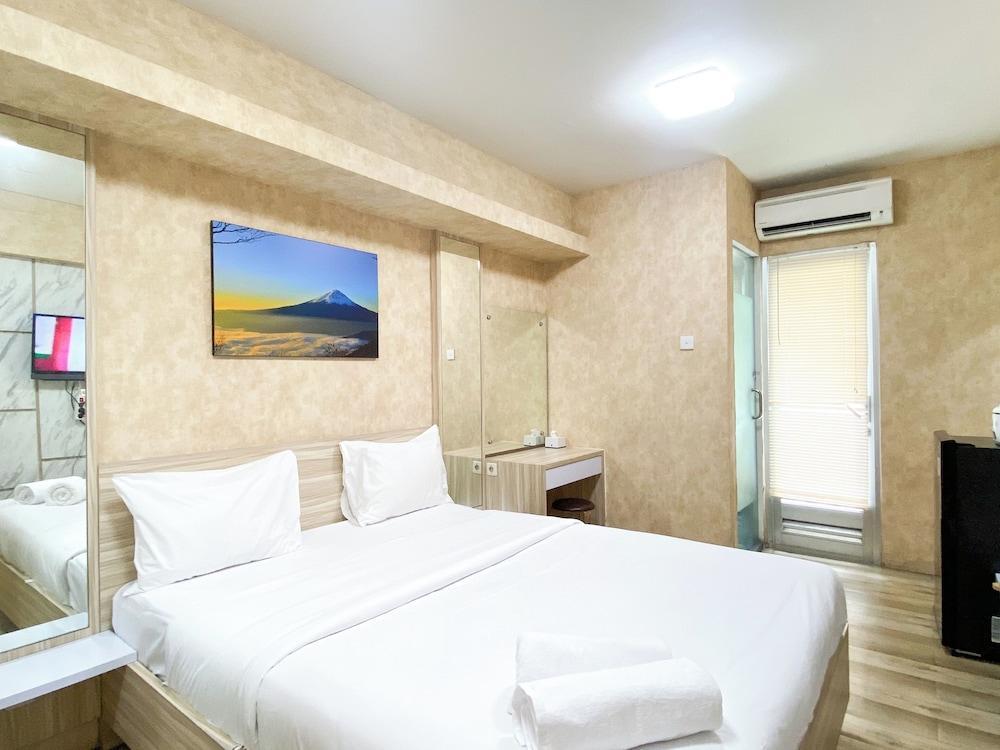 Minimalist Studio (No Kitchen) At Green Bay Pluit Apartment