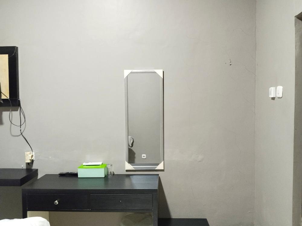 Roemah Tebet Powered by Cocotel - Tap to explore photos