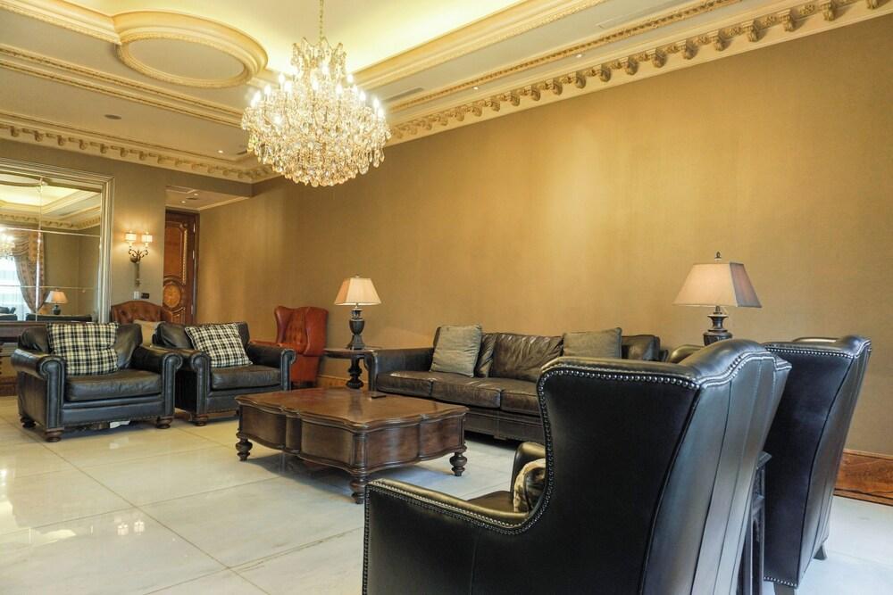 Luxurious And Strategic 4Br Da Vinci Apartment - Tap to explore photos