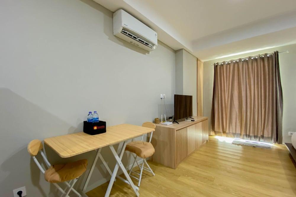 Spacious And Warm Studio Daan Mogot City Apartment - Tap to explore photos