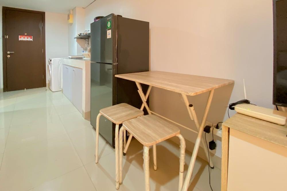 Modern Look Studio Apartment At H Residence - Tap to explore photos