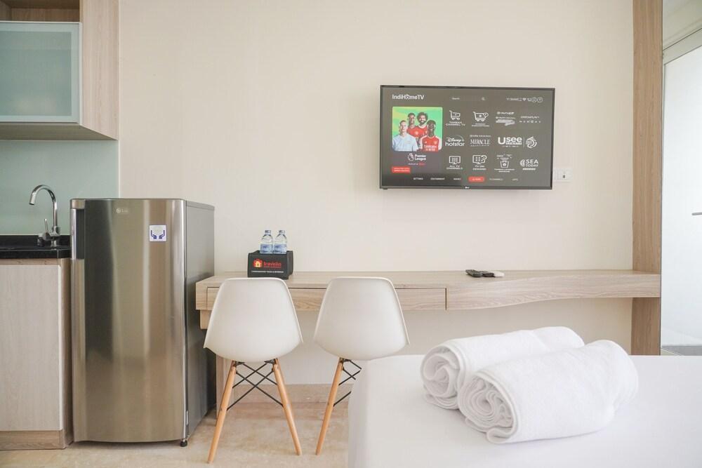 Strategic And Comfy Studio Menteng Park Apartment - Tap to explore photos
