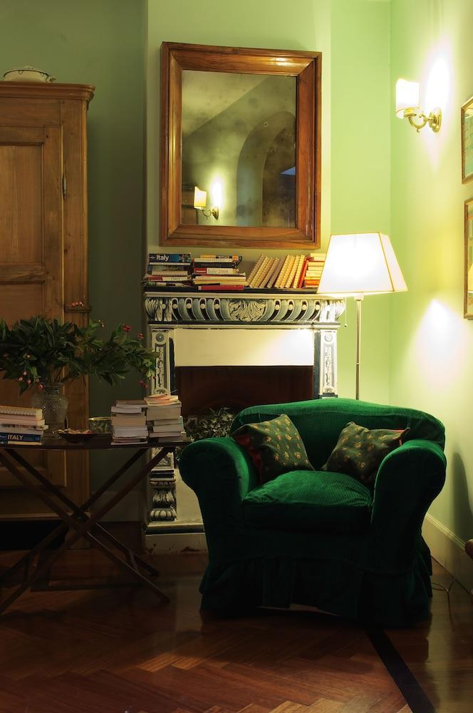 Guest House Arco dei Tolomei - Tap to explore photos