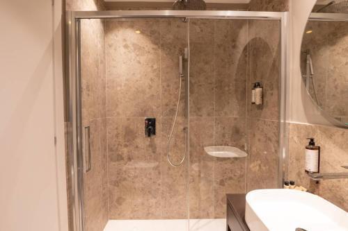 DOMUS 213 Guest House - Tap to explore photos