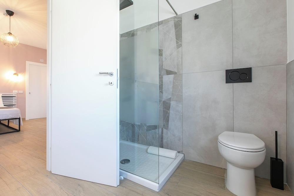 DOMINA Guest House - Luxory Room - Tap to explore photos