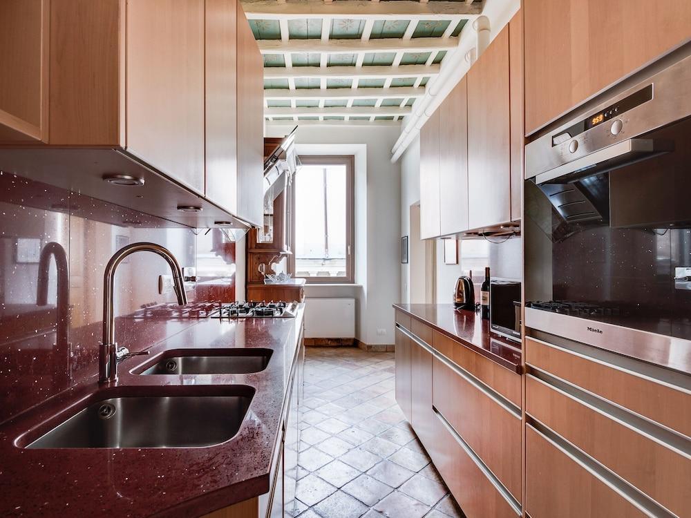 Pantheon Luxury Enchanting Apartment - Tap to explore photos