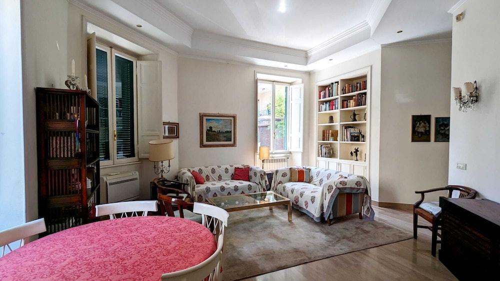 Beautiful 2-bed Apartment in Roma - Tap to explore photos