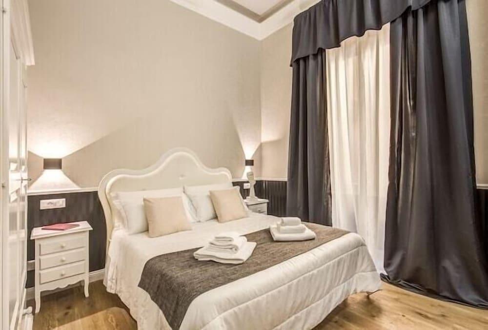 SMART LUX ROMA VENETO - Tap to explore photos