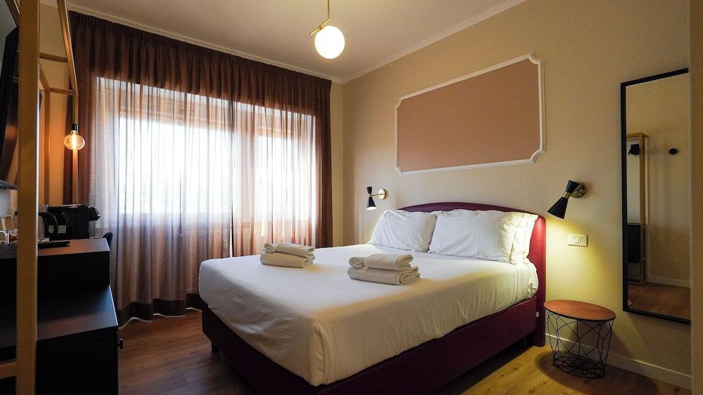 SUITES 51 Room Type - Deluxe Double Room