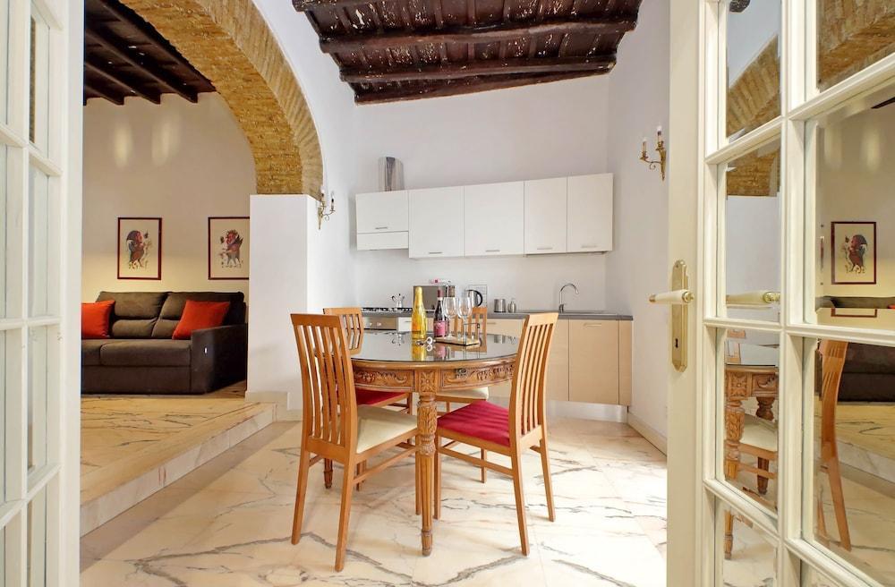 4bnb - Lungaretta Jacuzzi Apartment - Tap to explore photos