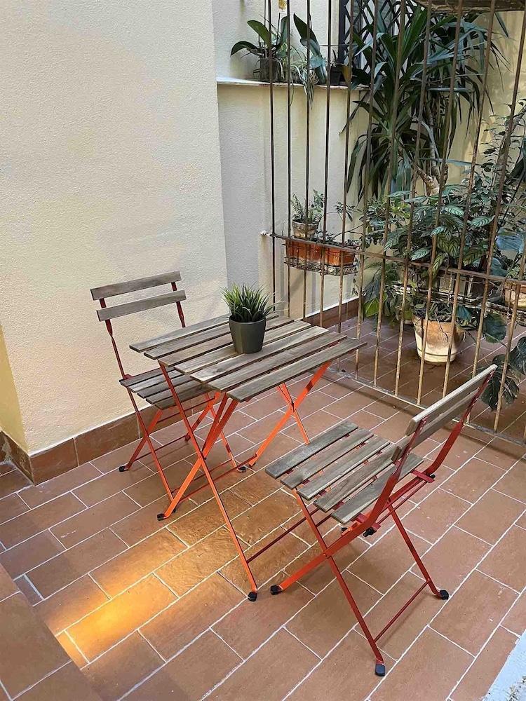 Domus Avi Guest House - Tap to explore photos