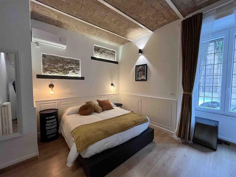 Domus Avi Guest House - Tap to explore photos