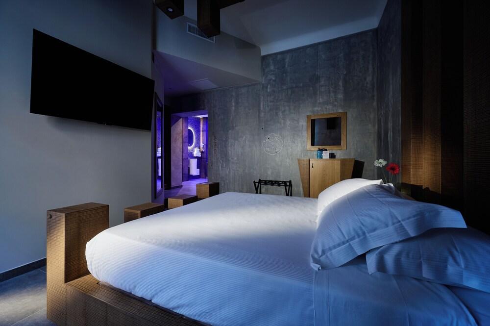 Mamaco Roma Room Type - Design Room, 1 Queen Bed, Jetted Tub